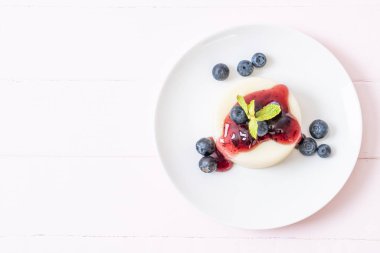 yoğurt puding taze yaban mersini - sağlıklı yemek ve tatlı ile