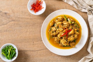 Fried yengeç ile toz köri - Tayland mutfağı