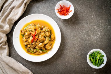 Fried yengeç ile toz köri - Tayland mutfağı