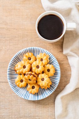 Hindistan cevizli bisküvi ve ananas reçeli.