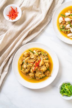 Fried yengeç ile toz köri - Tayland mutfağı