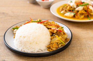 Toz köri pirinç - Tayland mutfağı ile kızartılmış yengeç