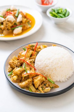 Toz köri pirinç - Tayland mutfağı ile kızartılmış yengeç