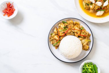 Toz köri pirinç - Tayland mutfağı ile kızartılmış yengeç