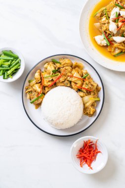 Toz köri pirinç - Tayland mutfağı ile kızartılmış yengeç