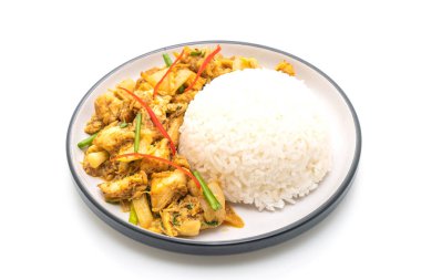 Beyaz arka plan üzerinde izole pilavlı köri tozu Fried yengeç