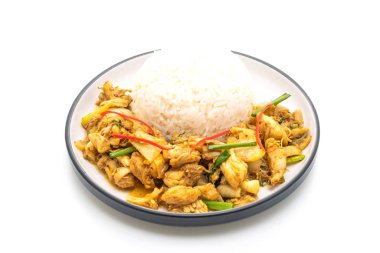 Beyaz arka plan üzerinde izole pilavlı köri tozu Fried yengeç