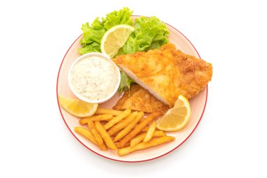 Beyaz arkaplanda balık ve cips izole
