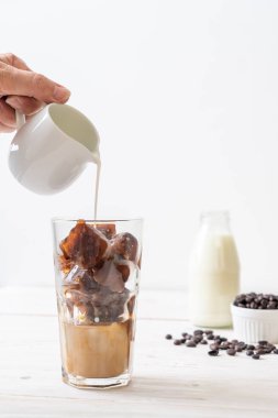 ahşap masa üzerinde sütlü kahve buz küpleri