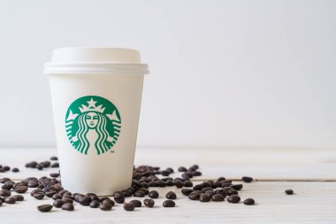 Bangkok, Tayland - 5 Haziran 2018: Beyaz kahve fincanı Starbucks logosu üzerinde tahta arka plan ile. Starbucks dünyanın en büyük kahve evi 61 ülke içinde 20.000'den fazla mağaza ile mi.