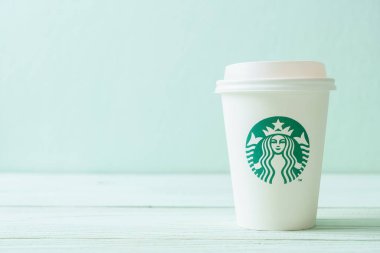 Bangkok, Tayland - 5 Haziran 2018: Beyaz kahve fincanı Starbucks logosu üzerinde tahta arka plan ile. Starbucks dünyanın en büyük kahve evi 61 ülke içinde 20.000'den fazla mağaza ile mi.