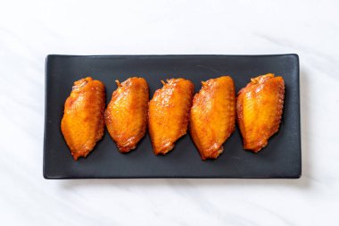 Barbekü tavuk kanadı sosu ile