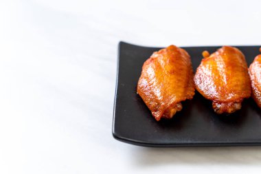 Barbekü tavuk kanadı sosu ile