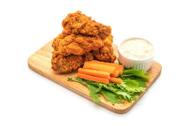 sebze izole üzerinde beyaz arka plan ile kızarmış baharatlı tavuk kanatları