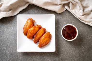 Barbekü tavuk kanadı sosu ile