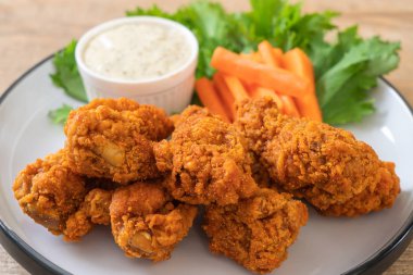 Sebzeli kızarmış tavuk kanadı.