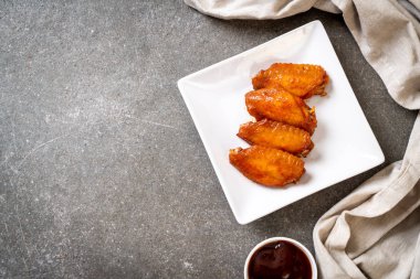 Barbekü tavuk kanadı sosu ile