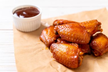 Barbekü tavuk kanadı sosu ile