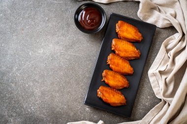 Barbekü tavuk kanadı sosu ile