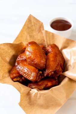 Barbekü tavuk kanadı sosu ile