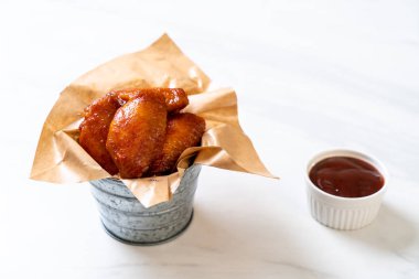 Barbekü tavuk kanadı sosu ile