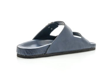 Erkekler beyaz arka plan üzerinde izole sandalet deri