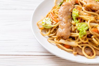 tavada kızartılmış yakisoba noodle pork - Asya gıda tarzı ile