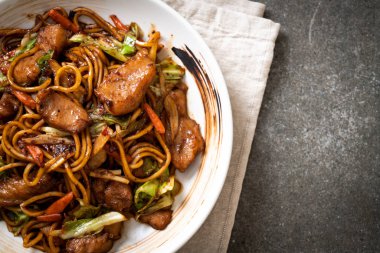 tavada kızartılmış yakisoba noodle pork - Asya gıda tarzı ile