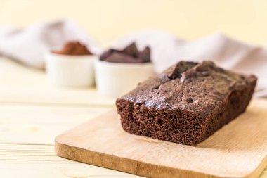 ahşap zemin üzerine çikolatalı browni kek