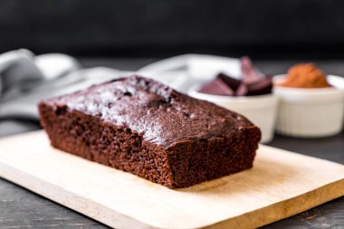 ahşap zemin üzerine çikolatalı browni kek