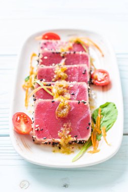 Taze orkinos ile baharatlı salata sosu - ham sağlıklı gıda