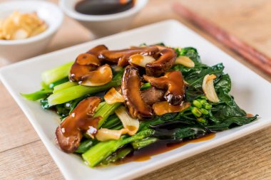 Sarımsaklı istiridye soslu kızarmış Hong Kong Kale heyecan