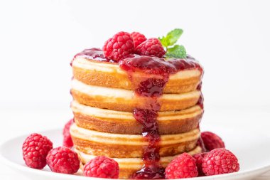 Taze ahududu ve frambuaz sos ile gözleme