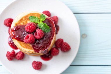 Taze ahududu ve frambuaz sos ile gözleme