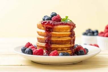 Taze ahududu ve yabanmersinli gözleme.