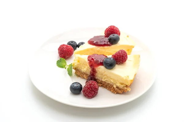 自家製チーズケーキにラズベリーとブルーベリーは 白い背景で隔離 — ストック写真