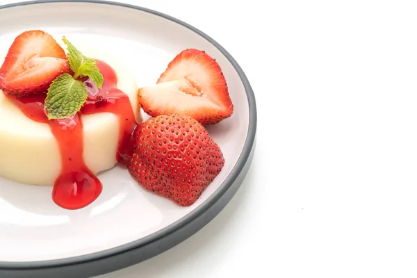 Budino Allo Yogurt Con Fragole Fresche Isolate Fondo Bianco — Foto Stock