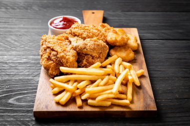 Kızarmış tavuk, patates kızartması ve nugget yemeği. Abur cubur ve sağlıksız yemek.