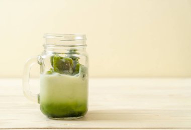 Matcha yeşil çay buzlu cam sütlü