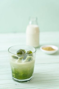 Matcha yeşil çay buzlu cam sütlü