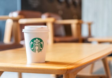 Bangkok, Tayland - 29 Haziran 2018: Starbucks sıcak içecek kahve sahibi Starbuck kafede masada ile.