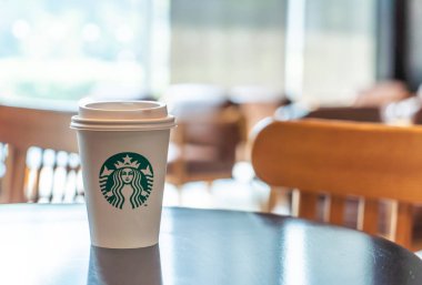 Bangkok, Tayland - 29 Haziran 2018: Starbucks sıcak içecek kahve sahibi Starbuck kafede masada ile.
