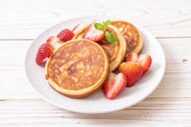 taze çilek ile sufle gözleme