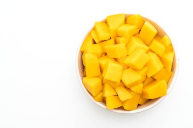 Beyaz arka plan üzerinde izole taze ve altın Mango