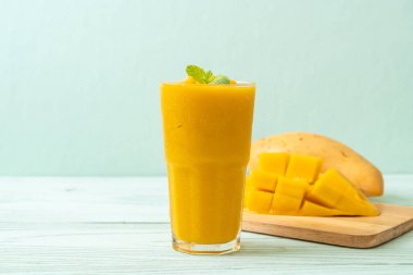 taze mango smoothies - sağlıklı yiyecek ve içecek konsepti