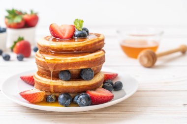 taze yaban mersini, taze çilek ve bal ile sufle gözleme