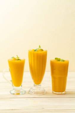 taze mango smoothies - sağlıklı yiyecek ve içecek konsepti