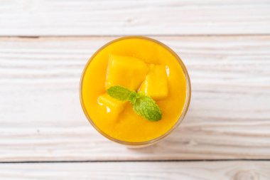 taze mango smoothies - sağlıklı yiyecek ve içecek konsepti