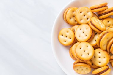 Hindistan cevizli bisküvi ve ananas reçeli.