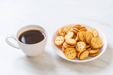 Hindistan cevizli bisküvi ve ananas reçeli.